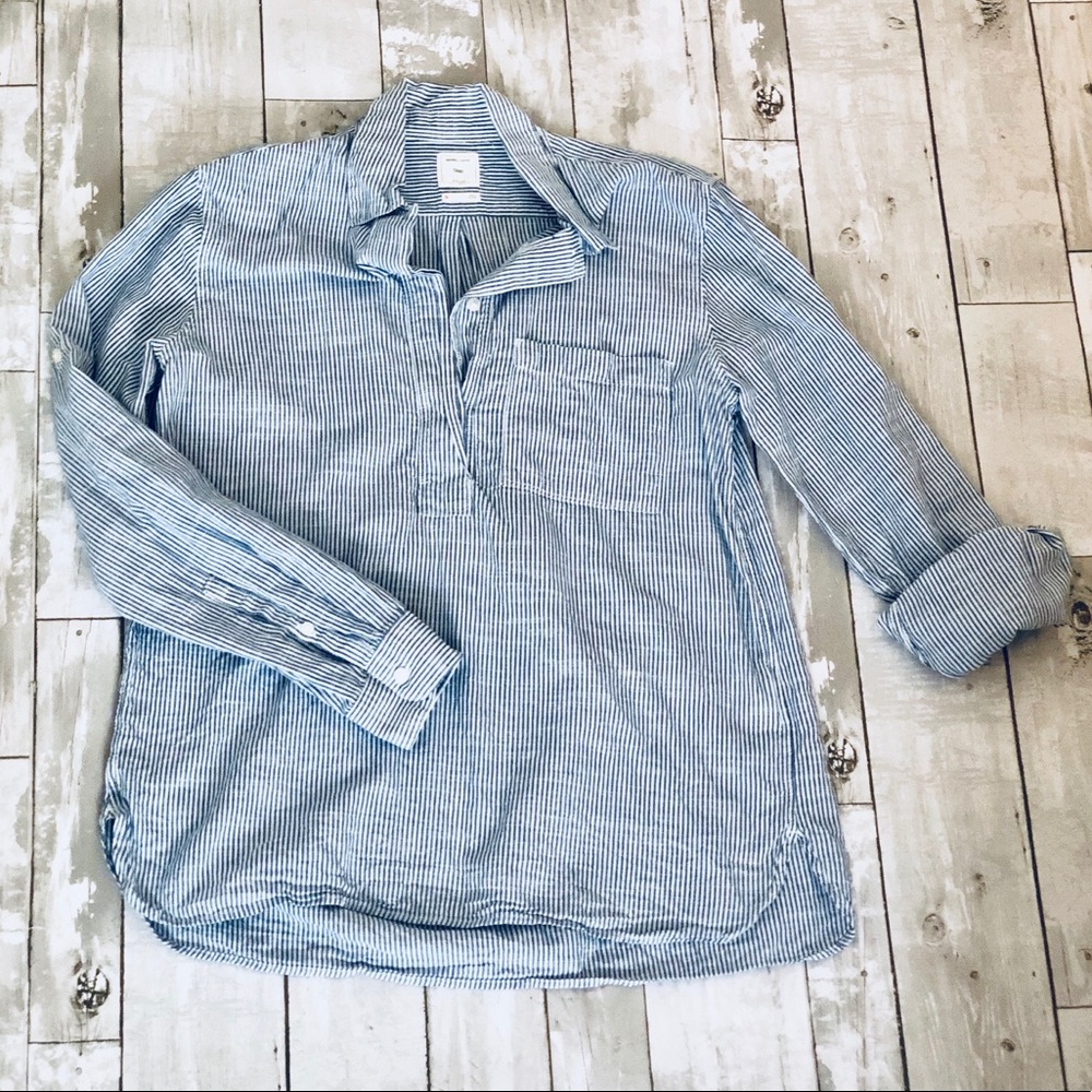 ✨HP✨ GAP Blue/White Striped Seersucker Top